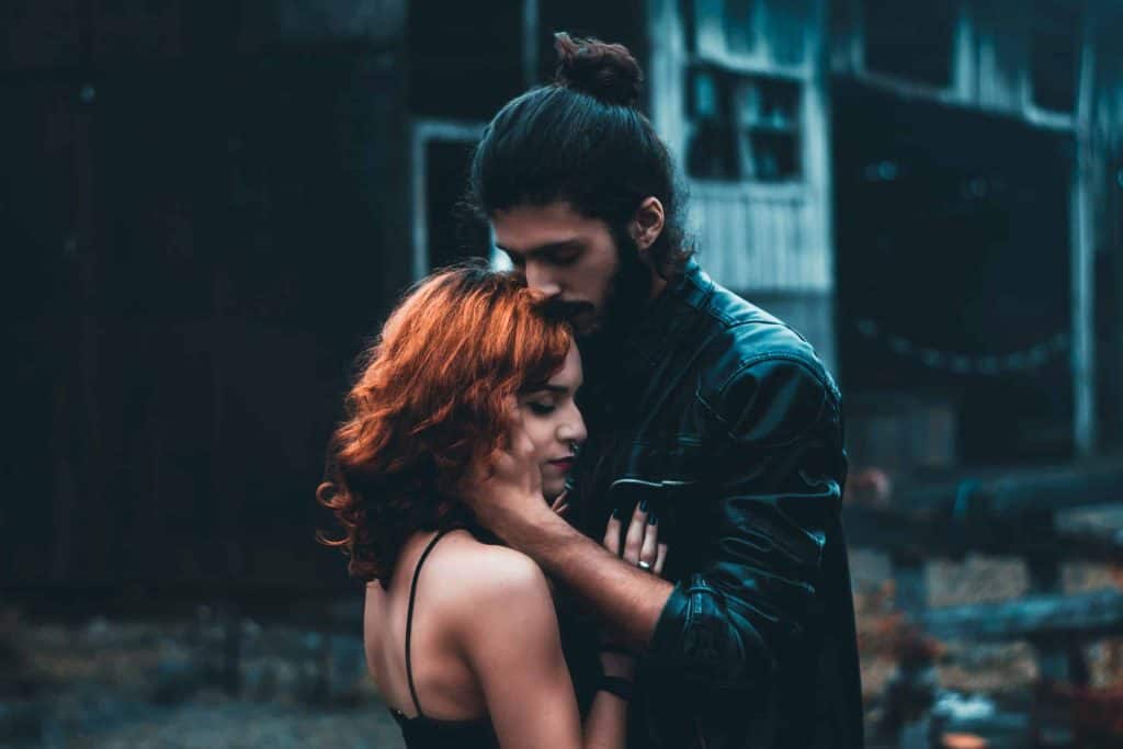 Esposo protege mujer