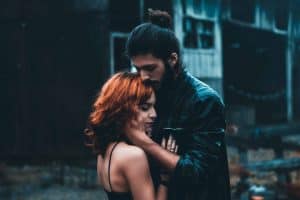 Esposo protege mujer
